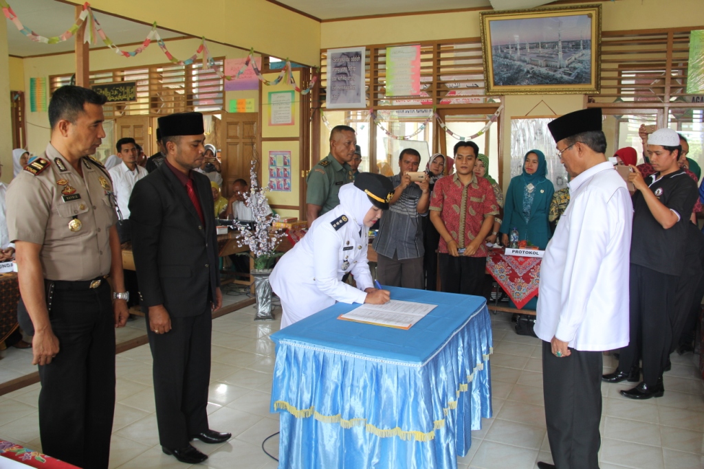 Camat Bukit Sundi tandatangani naskah serahterima jabatan